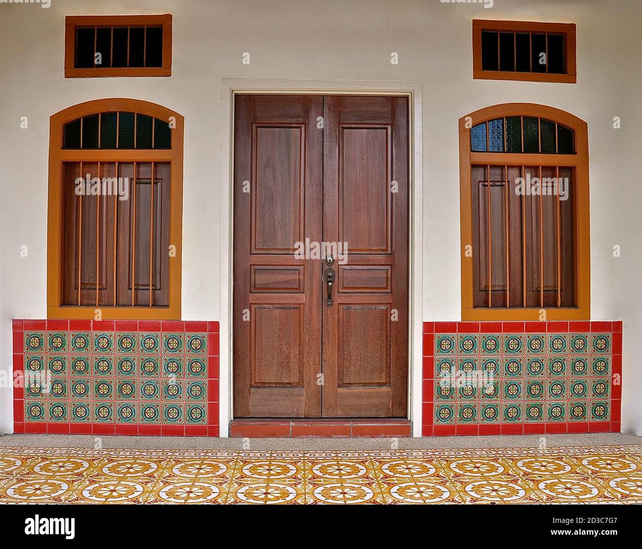 Fassade eines traditionellen chinesischen Geschäftshauses im Peranakan-Stil mit farbenfrohen geometrischen Fliesenmustern an der Fassade. Stockfoto