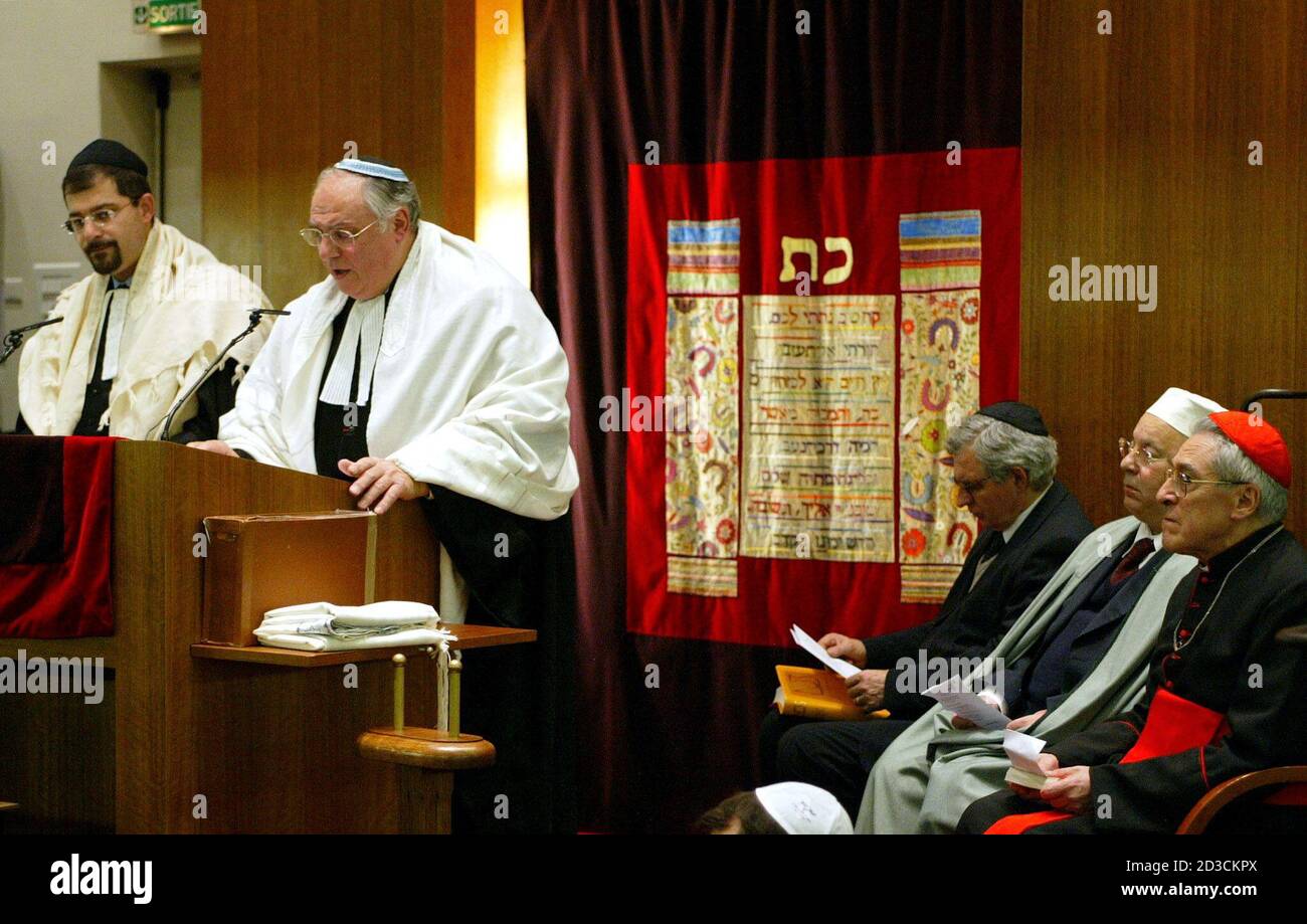 Der französische Rabbiner Gabriel Farhi (L) hört, wie sein Vater
