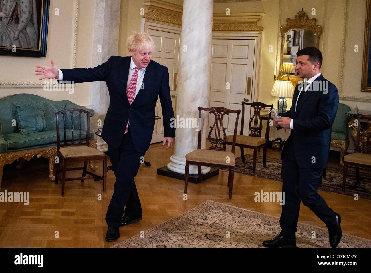 Premierminister Boris Johnson begrüßt den Präsidenten der Ukraine, Wolodymyr Zelenskyy, im Vorfeld eines Treffens in der Downing Street in London, um mit dem Präsidenten ein strategisches Partnerschaftsabkommen zu unterzeichnen, angesichts des "destabilisierenden Verhaltens" Russlands gegenüber dem Land. Stockfoto