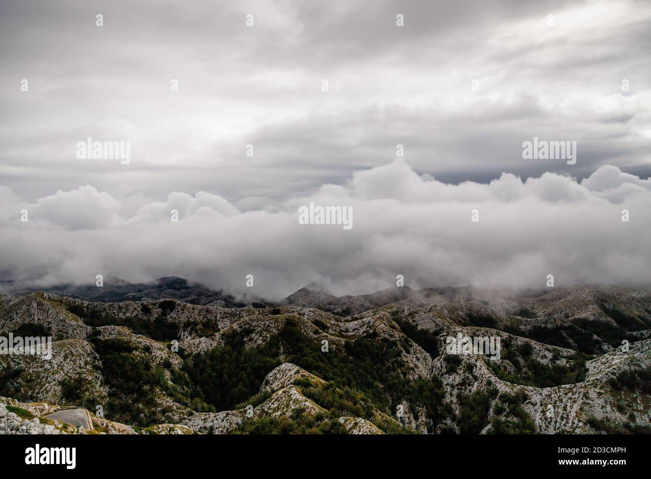 Blick vom Berg Biokovo. Berglandschaft mit niedrigen Wolken, Kroatien Stockfoto