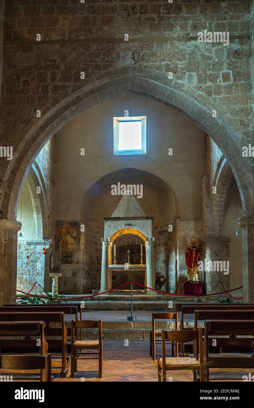 Ciborium aus Stein, eines der wenigen Beispiele der vorromanischen Kunst in der Toskana, in der Kirche Santa Maria Maggiore in Sovana, Sovana, Grosseto, Toskana, Stockfoto