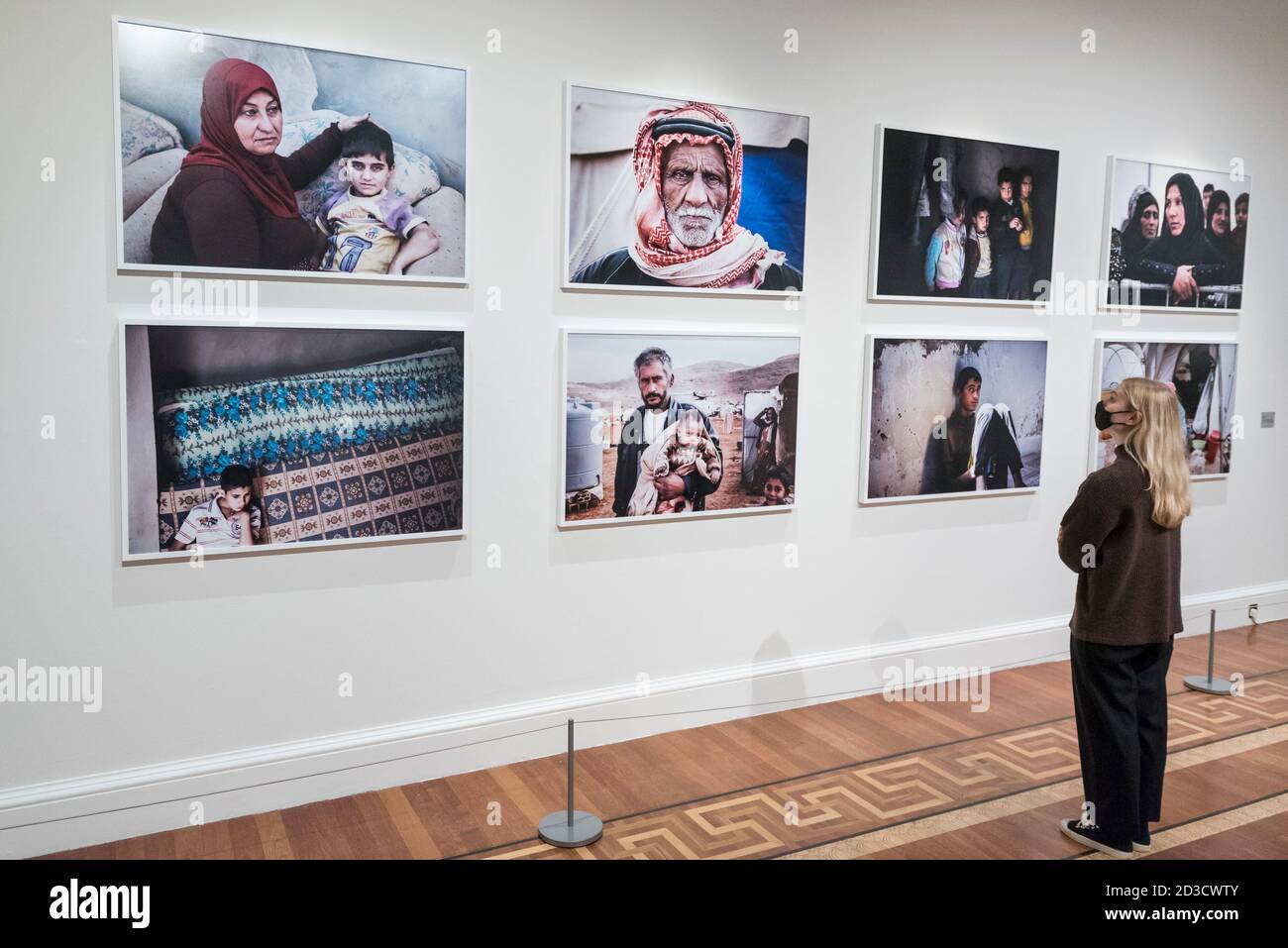 London, Großbritannien. Oktober 2020. Ein Mitarbeiter sieht Arbeiten von Leila Alaoui bei der Vorschau von Leila Alaoui: Rite of Passage im Somerset House. Die Ausstellung ist die erste große britische Retrospektive der berühmten französisch-marokkanischen Fotografin, Videokünstlerin und Aktivistin, die im Alter von 33 Jahren bei einem Terroranschlag in Burkina Faso im Auftrag von Amnesty International verletzt wurde. Die Ausstellung läuft vom 11. Oktober 2020 bis zum 28. Februar 2021. Kredit: Stephen Chung / Alamy Live Nachrichten Stockfoto