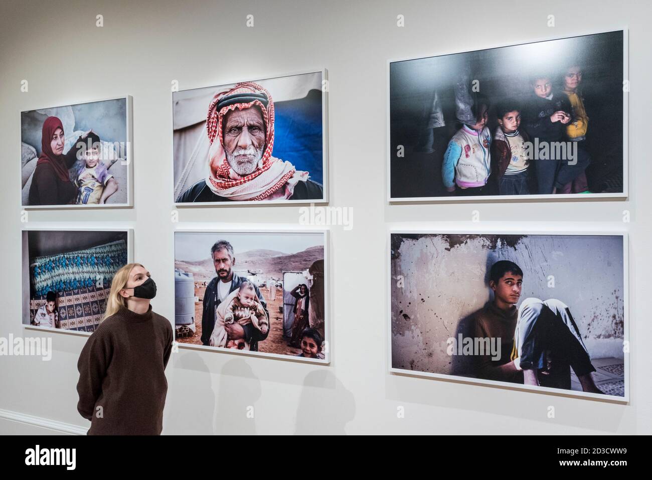 London, Großbritannien. Oktober 2020. Ein Mitarbeiter sieht Arbeiten von Leila Alaoui bei der Vorschau von Leila Alaoui: Rite of Passage im Somerset House. Die Ausstellung ist die erste große britische Retrospektive der berühmten französisch-marokkanischen Fotografin, Videokünstlerin und Aktivistin, die im Alter von 33 Jahren bei einem Terroranschlag in Burkina Faso im Auftrag von Amnesty International verletzt wurde. Die Ausstellung läuft vom 11. Oktober 2020 bis zum 28. Februar 2021. Kredit: Stephen Chung / Alamy Live Nachrichten Stockfoto