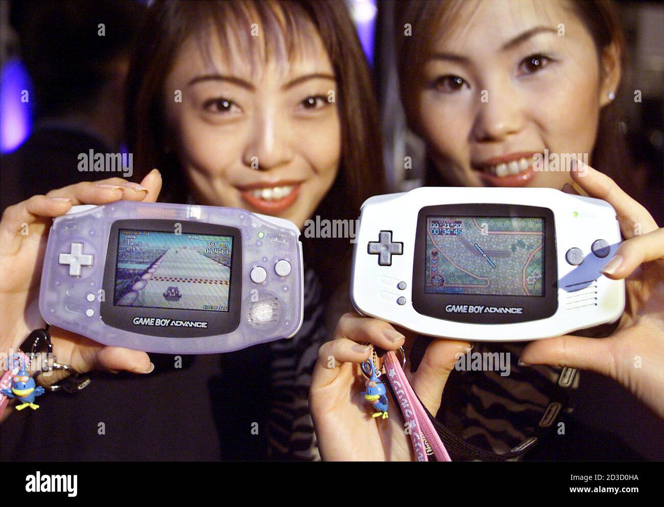Nintendo Promotion Girls Ruriko Harada (L) und Jun Suzuki zeigen, Game Boy  Advance, eine nächste Generation Handheld Spieler auf einem Presse-Preview  in Tokio 7. März 2001. Game Boy Advance, Nachfolger der weltweit