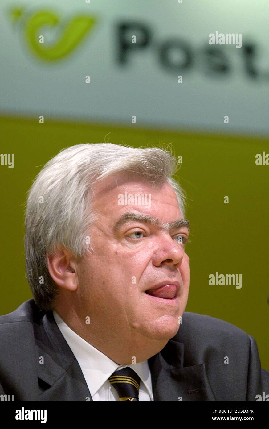 Die Oesterreichische Post AG konnte im Geschäftsjahr 2001 das Ergebnis vor Steuern und Zinsen (EBIT) von EUR 17 Millionen auf EUR 24 Millionen steigern. Im Bild Generaldirektor Anton Wais bei der Bilanzpressekonferenz heute, am 7. Mai 2002 in Wien. REUTERS/Heinz-Peter Bader REUTERS HP/ Stockfoto