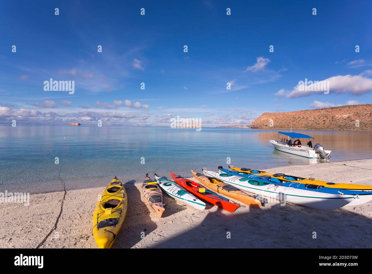 Bunte Kajaks liegen am Strand, Isla Espiritu, Sea of Cortes Stockfoto