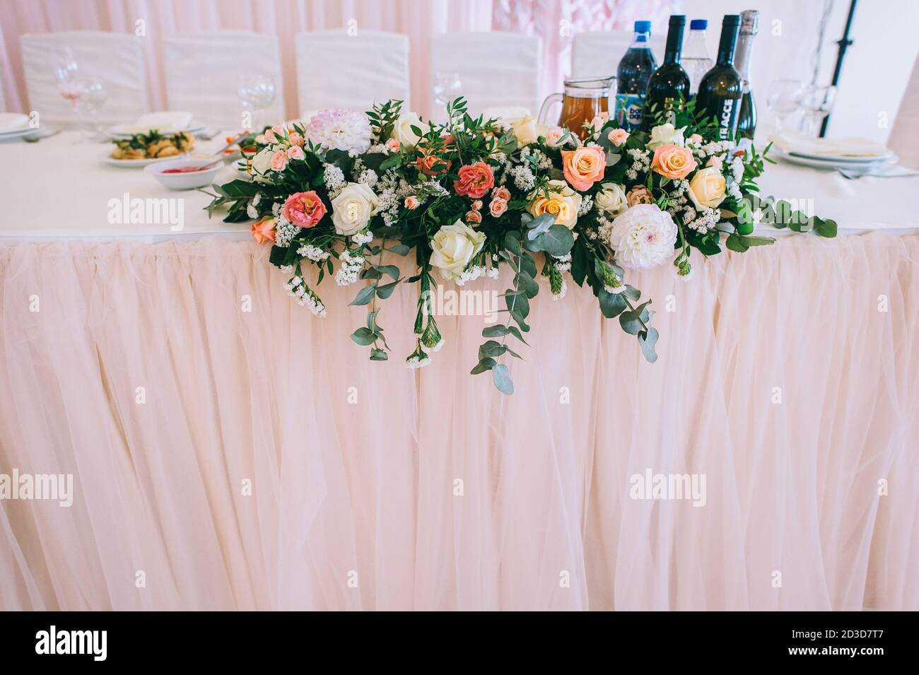 Hochzeitsschmuck mit Blumenmuster. Hochzeitstisch mit frischen Blumen dekoriert. Hochzeit Floristik. Bouquet mit Rosen, Eustoma und Eukalyptusblättern. Stockfoto