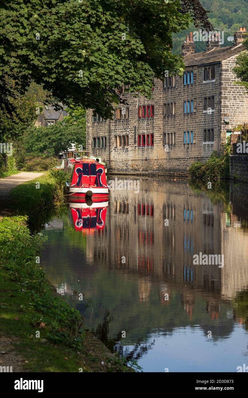 Barges and Mill Cottages on the Rochdale Canal at Hebden Bridge, Calderdale, West Yorkshire, UK (Sommer august 2020) Stockfoto