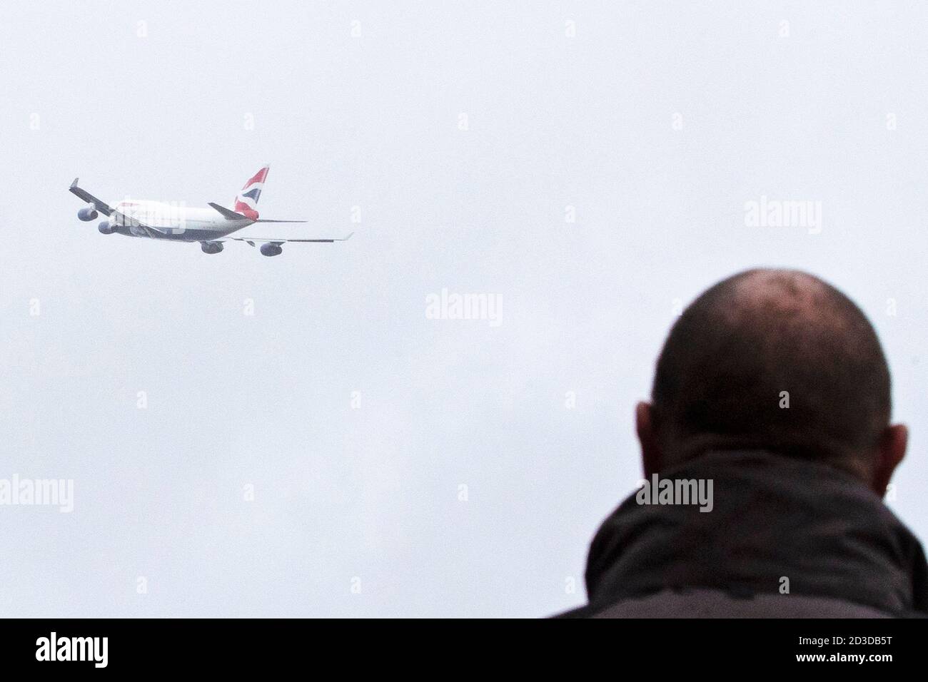 Die Menschen sehen sich an, als wenn eine British Airways 747 abfliegt Vom Flughafen Heathrow heute Morgen, wie die Fluggesellschaft beschlossen hat Die Jumbo Jets 3 Jahre in Rente gehen Stockfoto