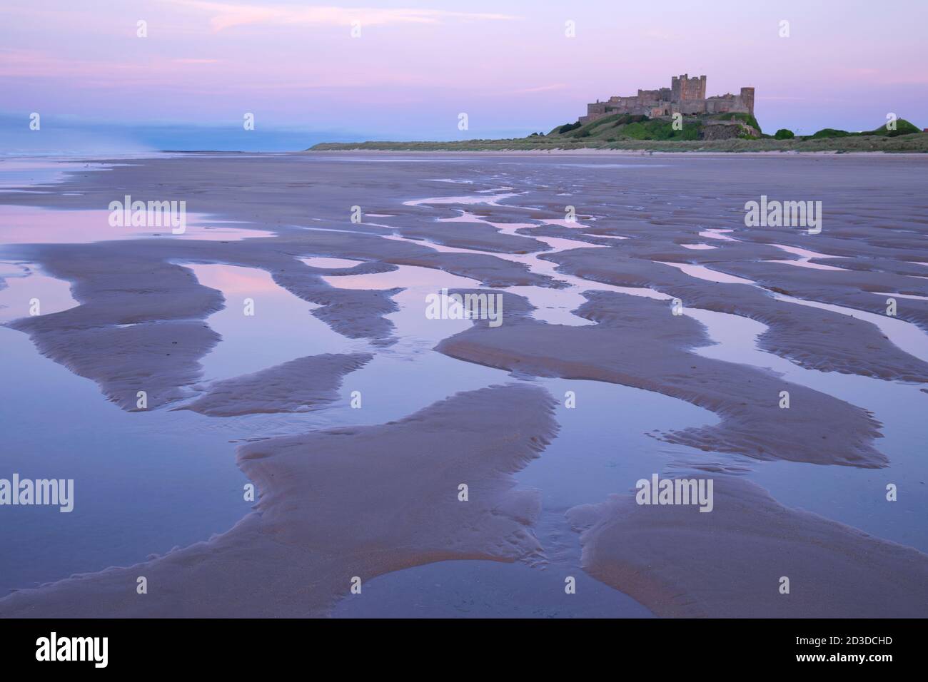 Bamburgh Castle von Bamburgh Beach, Bamburgh, Northumberland. Sommer (Juli 2019) Stockfoto