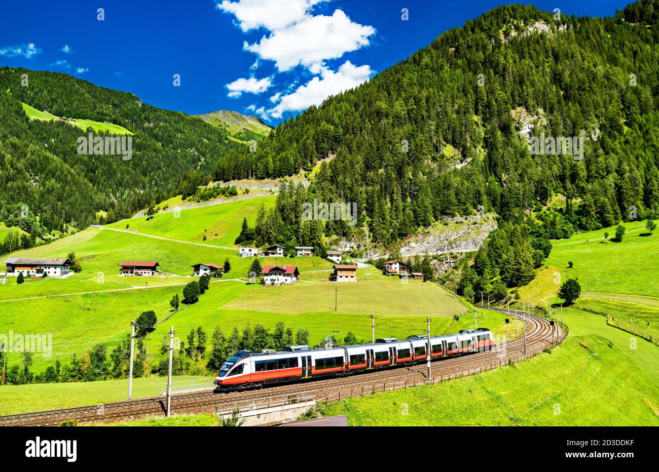 Regionalzug an der Brennerbahn in Österreich Stockfoto