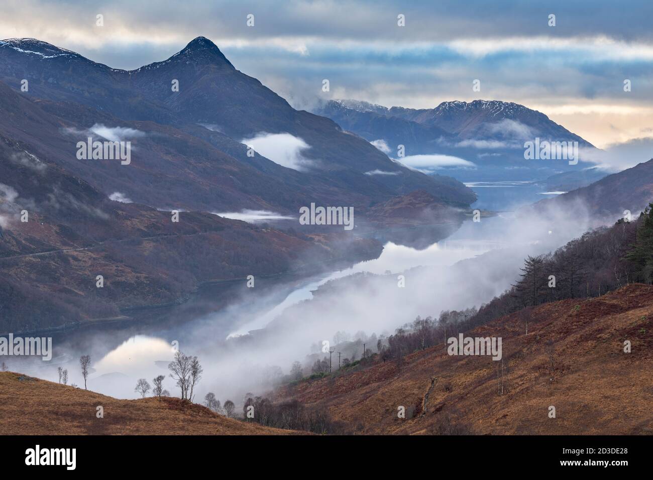 Loch Leven und der Pap of Glencoe mit rollendem Nebel von oben Kinlochleven, Lochaber, Scottish Highlands, Schottland. Winter (Dezember 2019 Weihnachten D Stockfoto