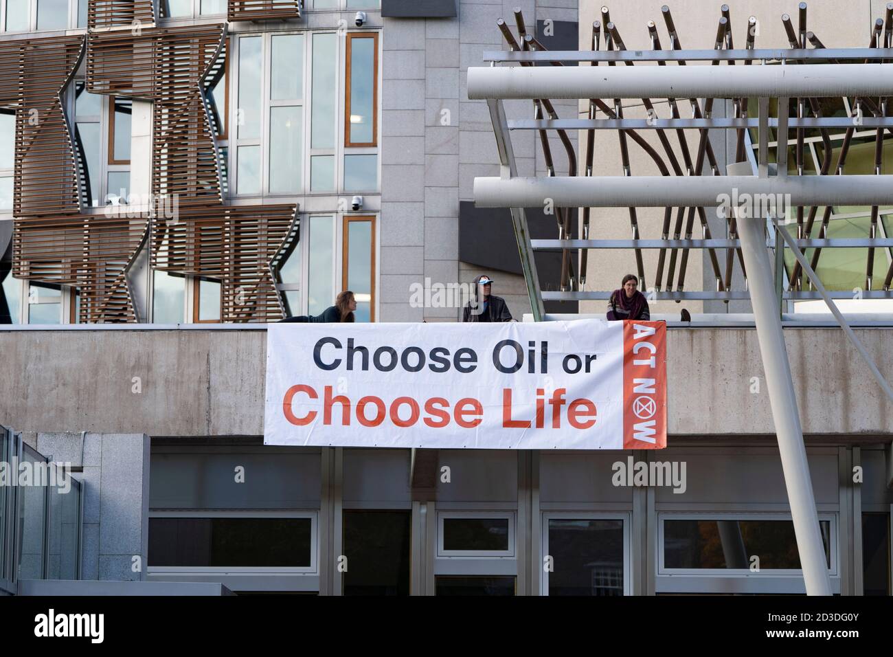 Edinburgh, Schottland, Großbritannien. Oktober 2020. Extinction Rebellion Bühne Protest auf dem Dach des schottischen Parlamentsgebäudes in Holyrood in Edinburgh. Die Gruppe Extinction Rebellion Scotland hat ein Banner mit der Aufschrift "Choose Oil or Choose Life" in einem Protest gegen fossile Brennstoffe aufgehängt. Iain Masterton/Alamy Live News Stockfoto