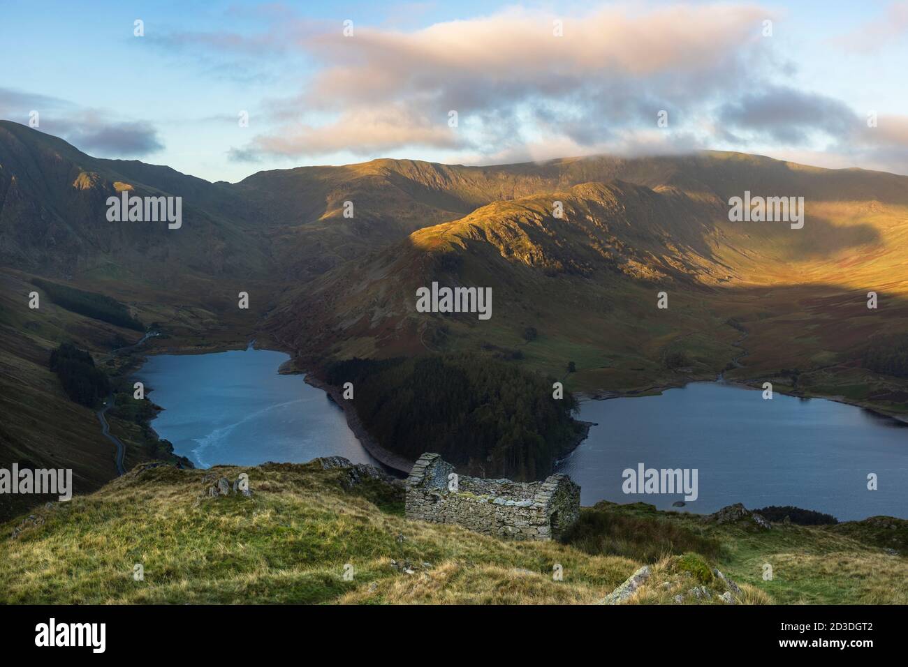 Blick über den Haweswater Reservoir von der Corpse Road bei Sonnenuntergang. Lake District National Park, Cumbria, Großbritannien Stockfoto