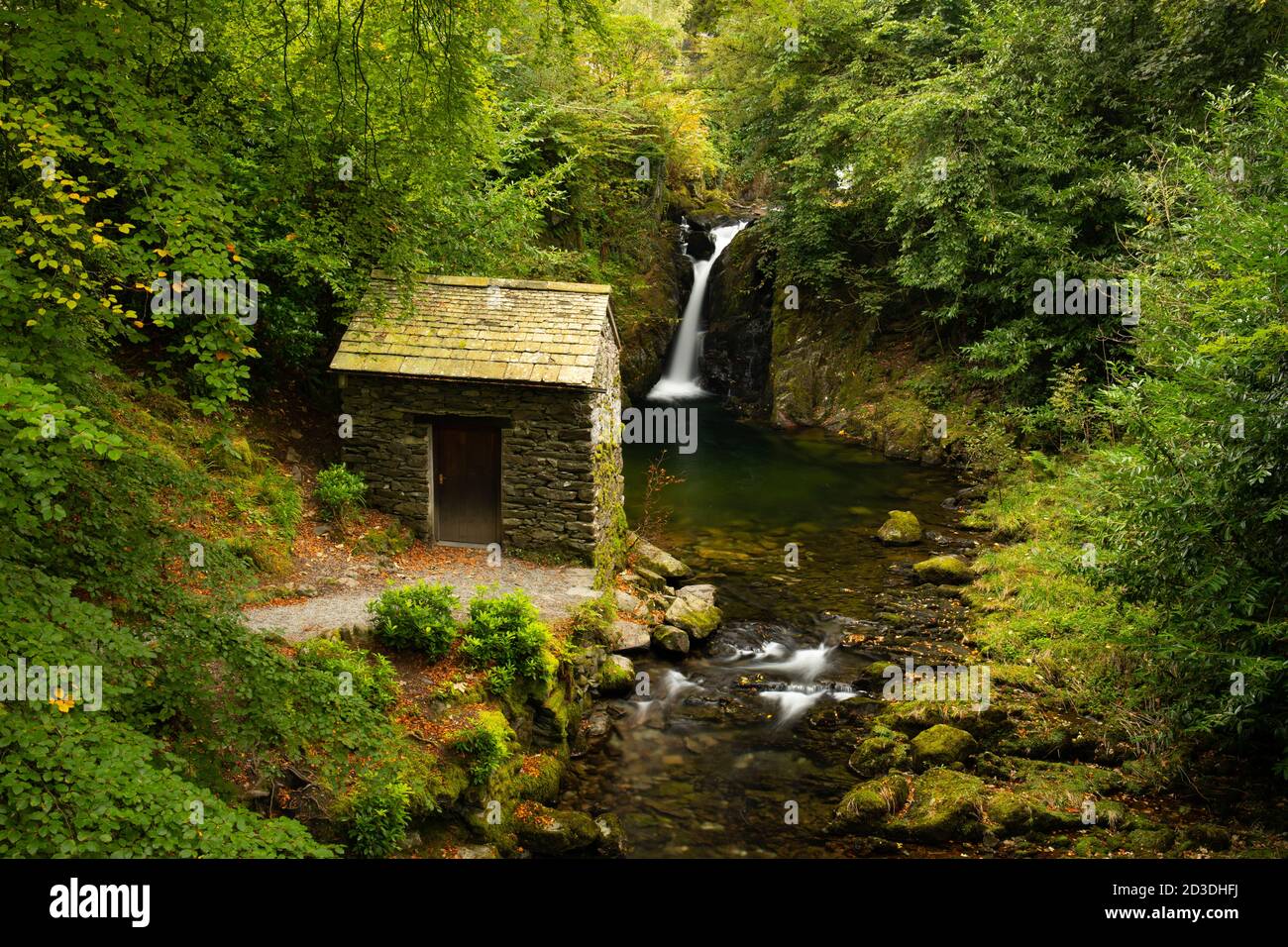 Wasserfall und viktorianische Grotte in Rydal Hall in der Nähe von Ambleside, Lake District National Park, Cumbria, Großbritannien. Stockfoto