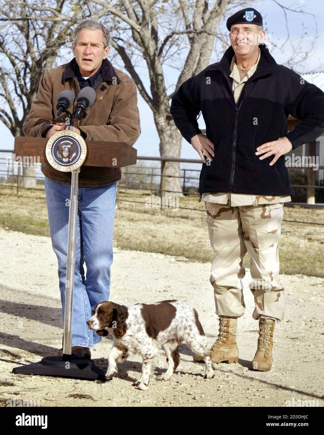 US-Präsident George W. Bush und das US-Militär-Kommandeur in Afghanistan,  Army General Tommy Franks (R), kurze Mitglieder der Presse über den  Fortschritt der US-Militäreinsatz in Afghanistan während der Präsident Hund,  Spot, steht mit