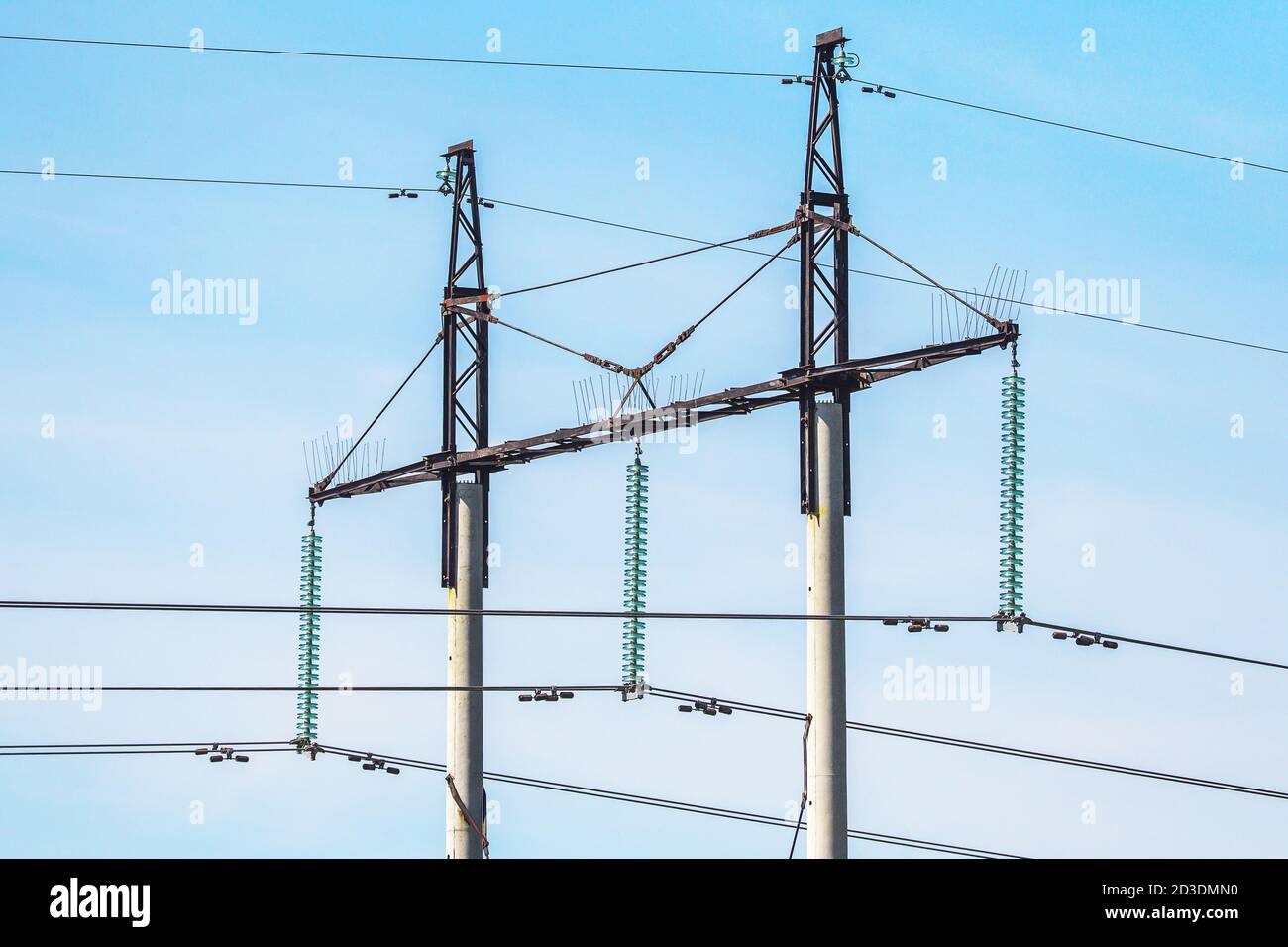 Hochspannungsleitungen in einem Feld an einem Sommertag Stockfoto