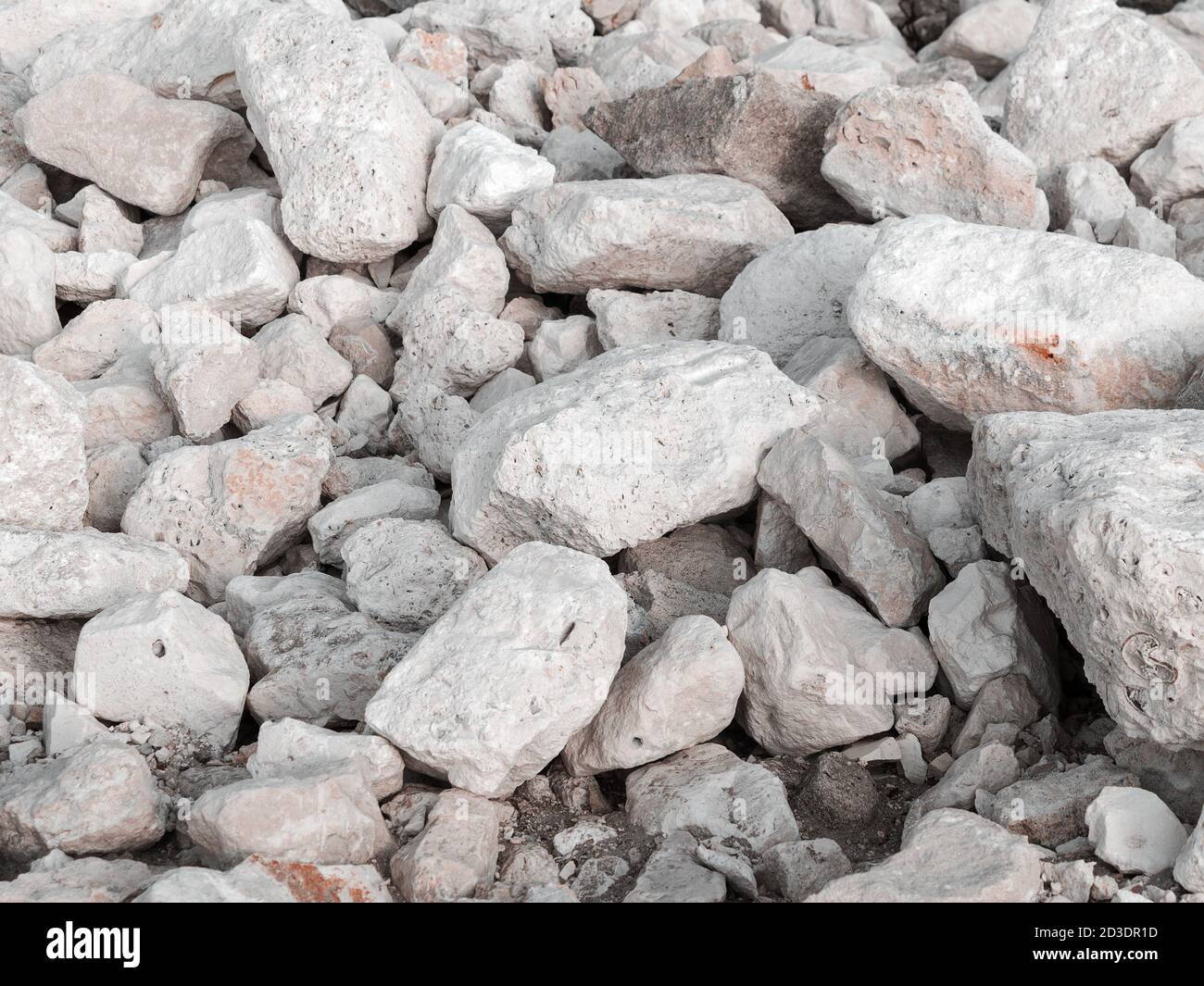 Große Steine am Steinstrand im Hintergrund Stockfoto