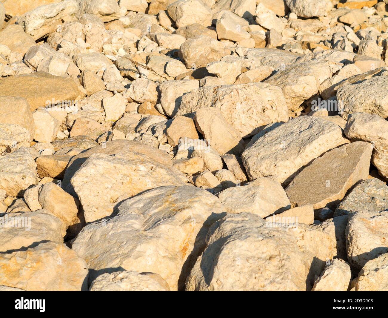 Große Steine am Steinstrand im Hintergrund Stockfoto