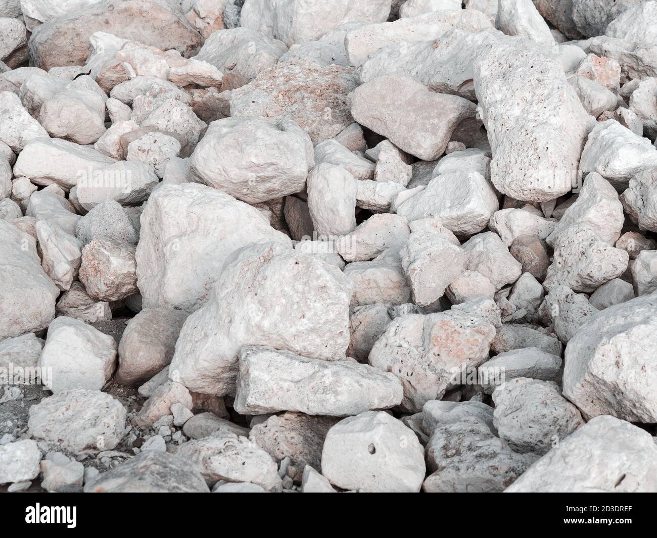 Große Steine am Steinstrand im Hintergrund Stockfoto