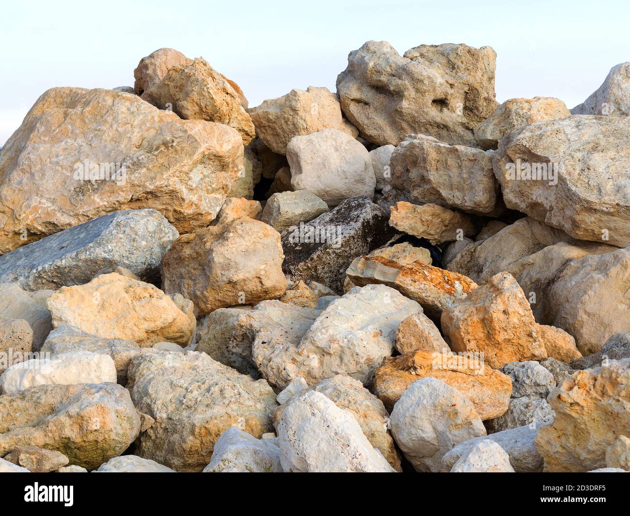 Große Steine am Steinstrand im Hintergrund Stockfoto