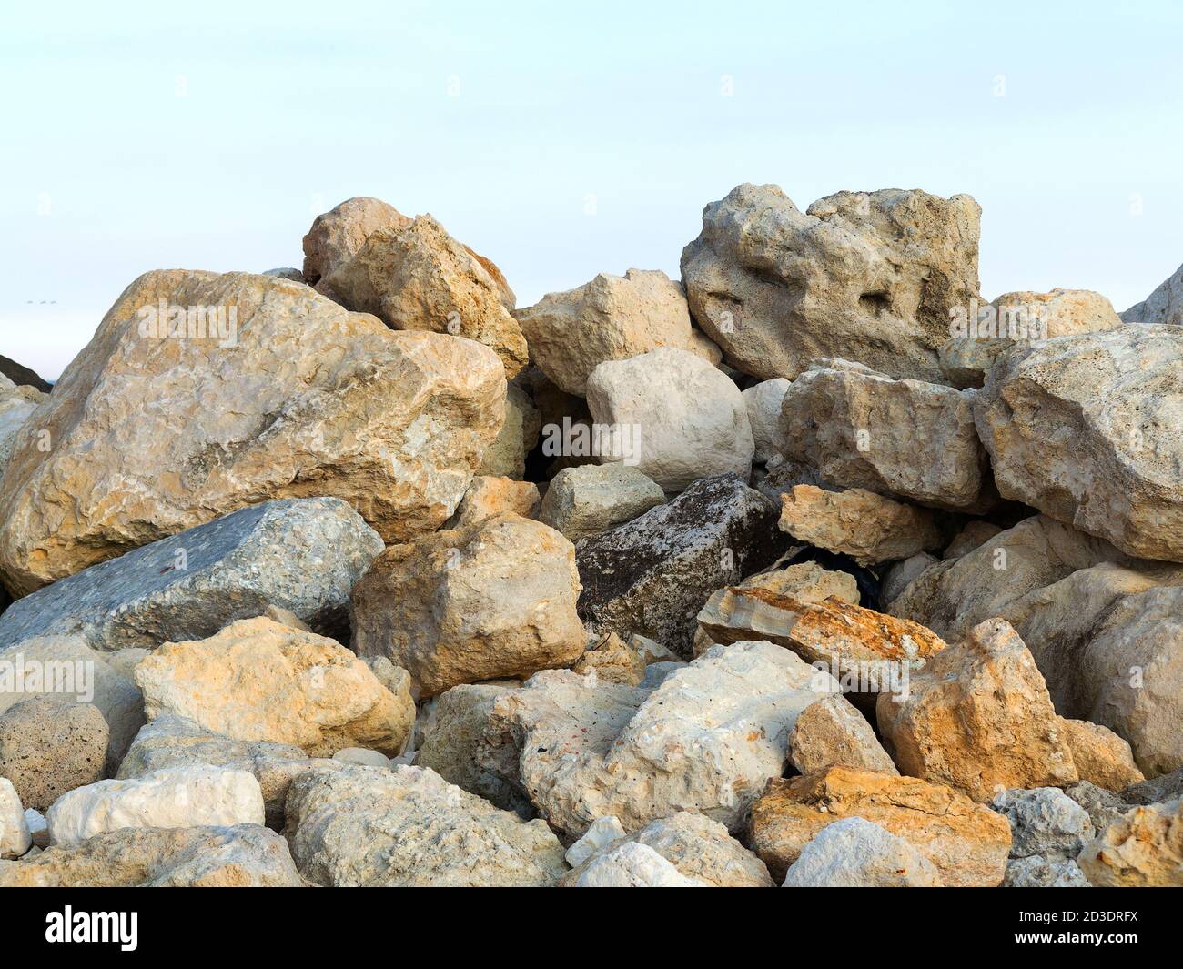 Große Steine am Steinstrand im Hintergrund Stockfoto
