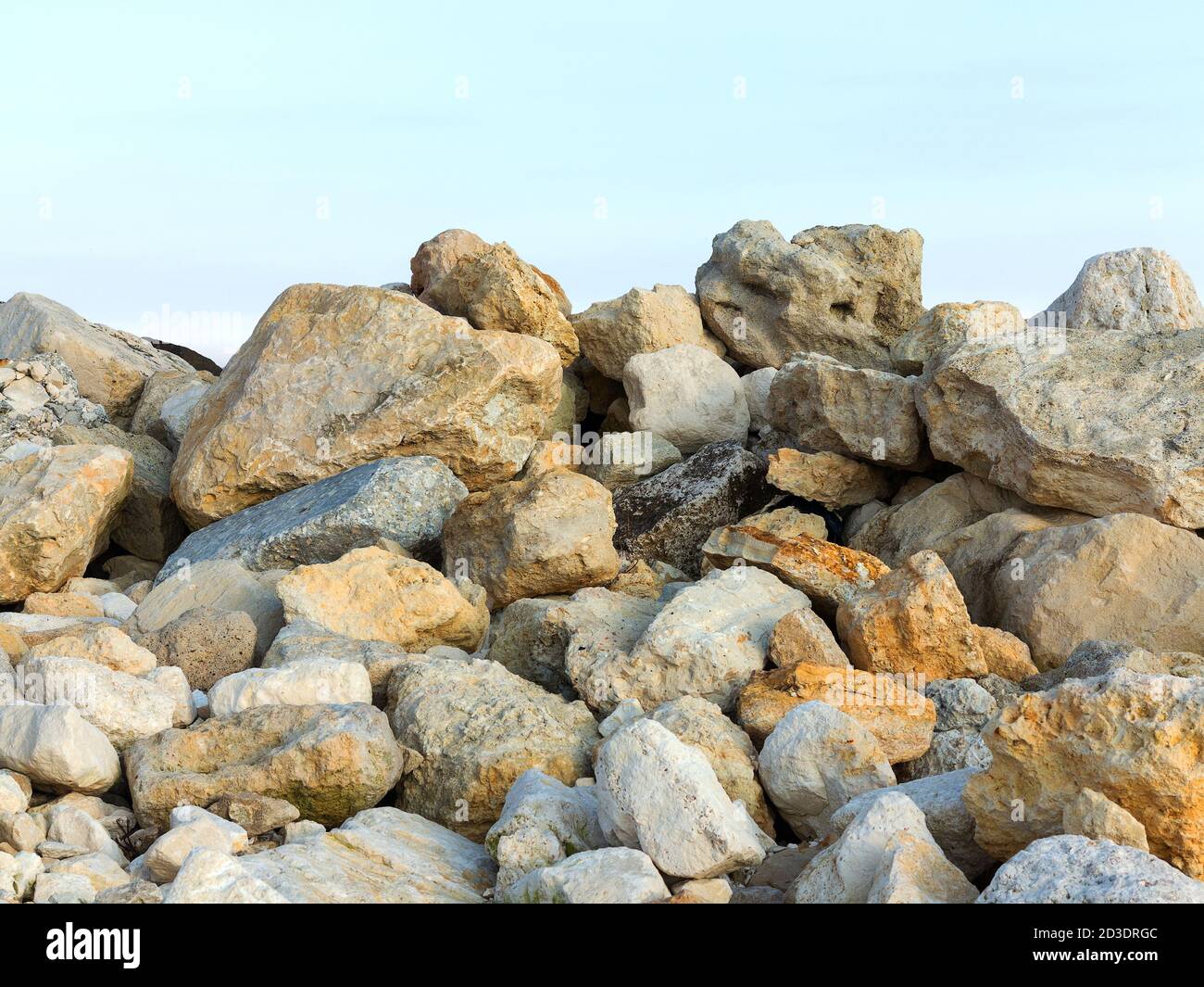Große Steine am Steinstrand im Hintergrund Stockfoto