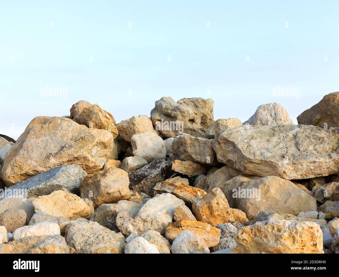 Große Steine am Steinstrand im Hintergrund Stockfoto