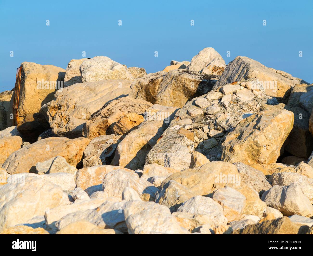 Große Steine am Steinstrand im Hintergrund Stockfoto