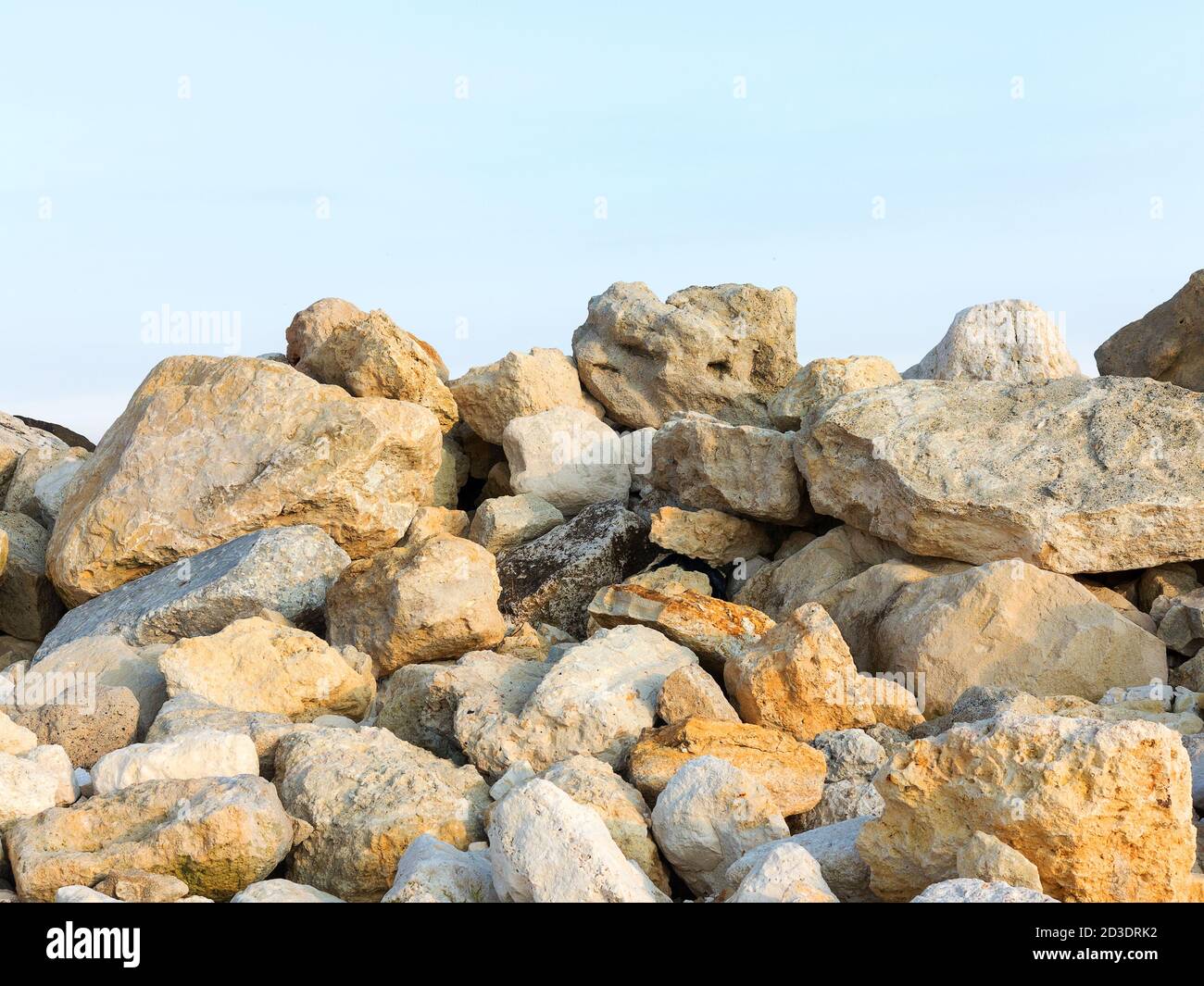 Große Steine am Steinstrand im Hintergrund Stockfoto