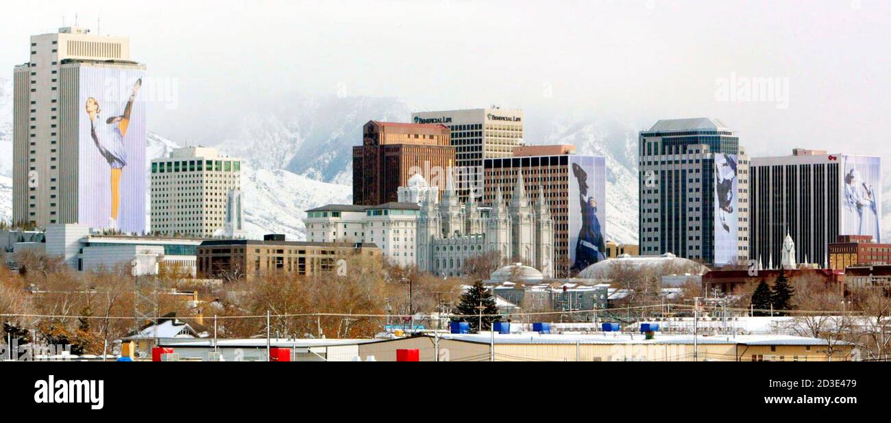 Die Innenstadtgebäude von Salt Lake City sind mit riesigen Fotos von Wintersportlern am 22. Januar 2002 drapiert. Von links nach rechts sind ein Eiskunstläufer (auf dem Hauptquartier der Mormonen-Kirche), der Mormon-Tempel, ein Hockeytorwart und ein Skirennläufer. Die Spiele werden in 17 Tagen eröffnet. REUTERS/Rick Wilking RTW Stockfoto