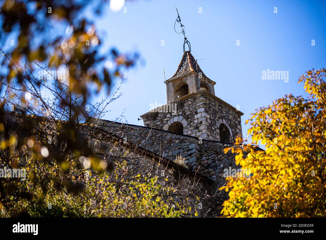 Glockenturm zum Dorf Bellver, Cerdanya Stockfoto