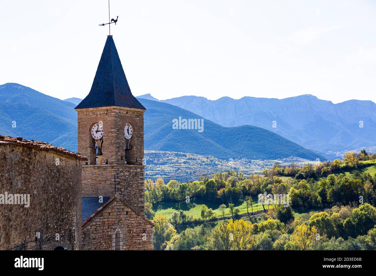 Glockenturm zum Dorf Pullans, Cerdanya. Stockfoto