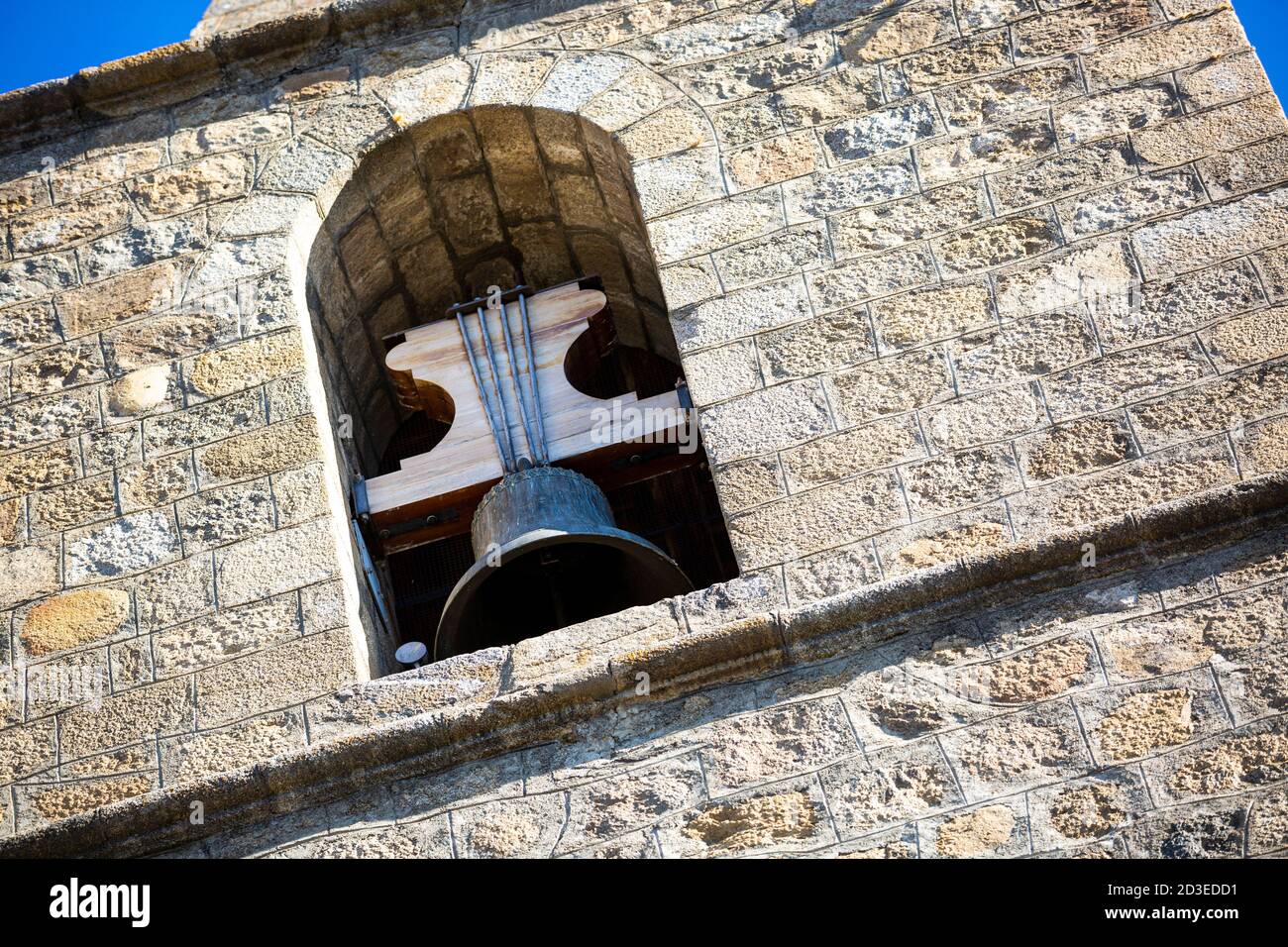Glocke in einem Turm von Bolvir, Cerdanya. Stockfoto