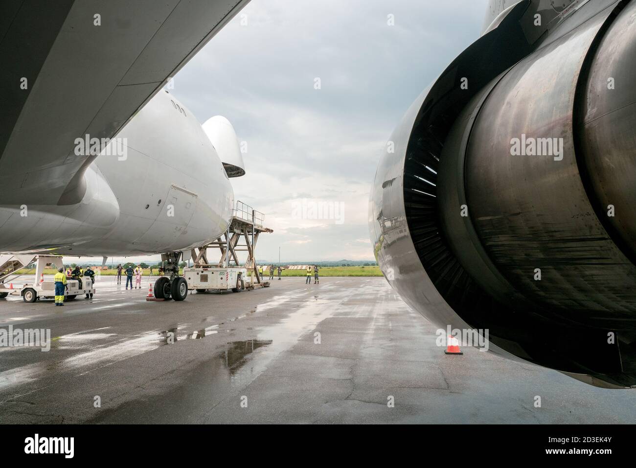 Eine Boeing 747 Jumbo Jet Frachter Flugzeug mit einem breiten Öffnen Sie die Nasentür, die von einem Hochlader an entladen wird Eine Laderampe Stockfoto