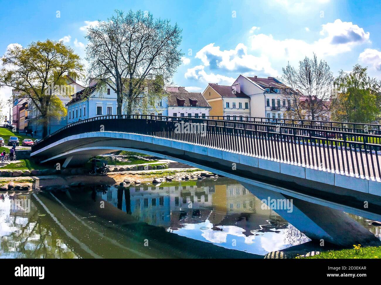 Brücke über den Fluss in Troyetskoye predmestye (St. Der Dreifaltigkeitsvorort), das historische Zentrum Minsks, Weißrussland. Stockfoto