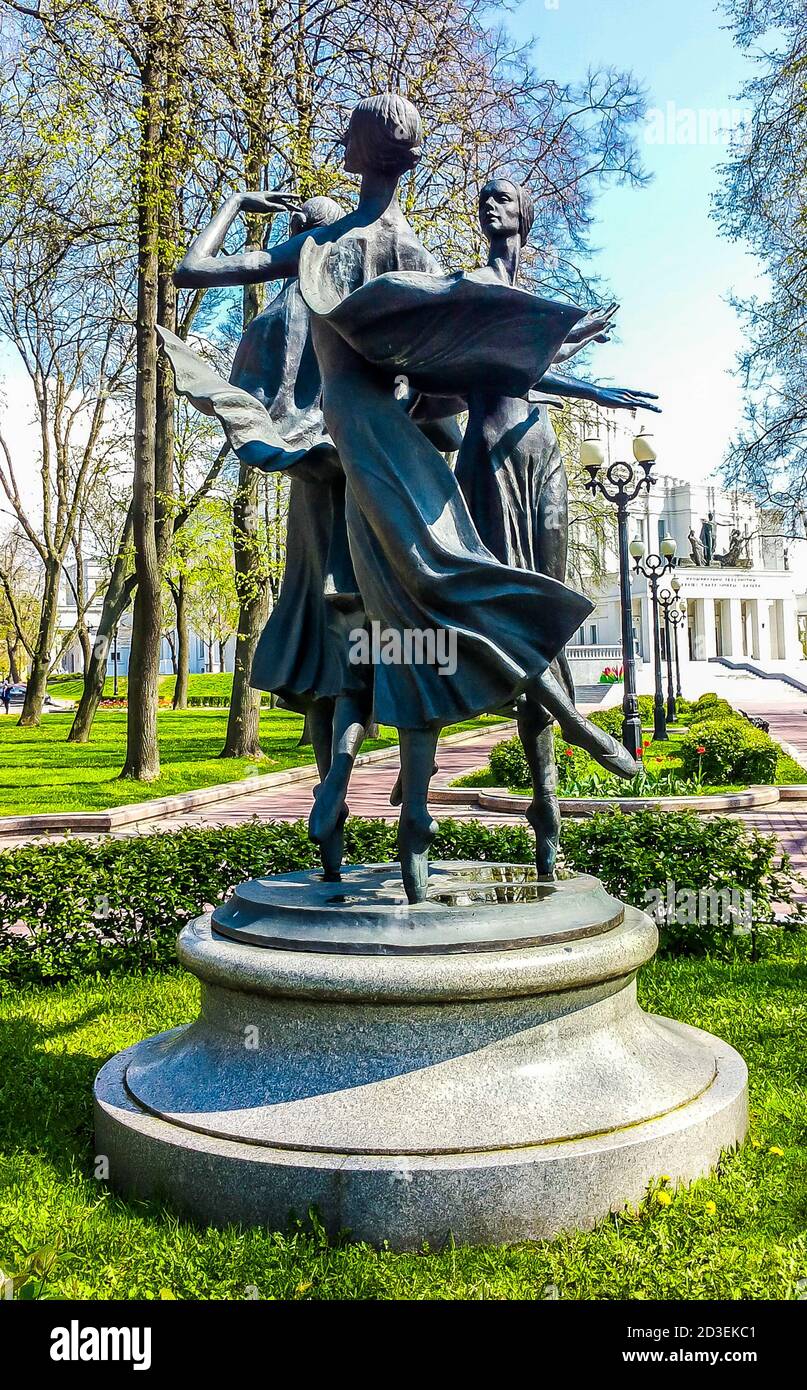 Skulptur "Ballett" im Park neben der Nationalen Akademischen Bolschoi Oper und Ballett-Theater der Republik Belarus in Minsk. Stockfoto