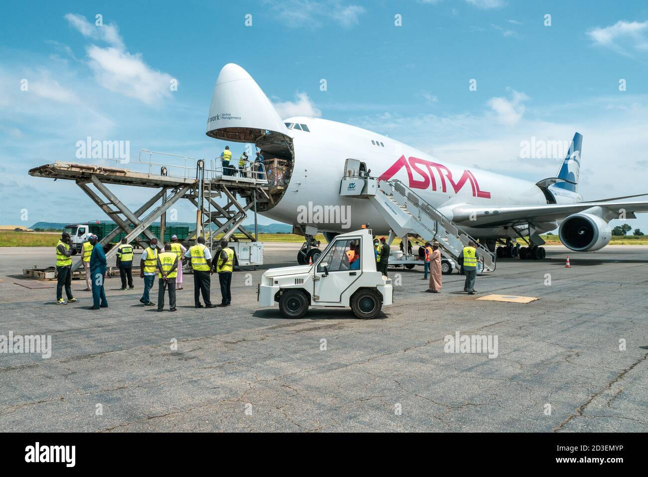 Eine Boeing B747 Jumbo Jet Frachter Flugzeug mit einem breiten Öffnen Sie die Nasentür, die von einem Hochlader an entladen wird Eine Laderampe Stockfoto