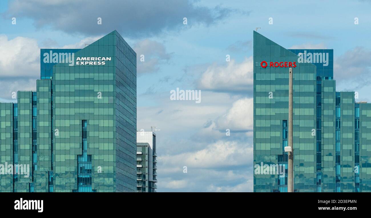 Business Wolkenkratzer in Toronto, Kanada. American Express und Rogers Schilder Stockfoto