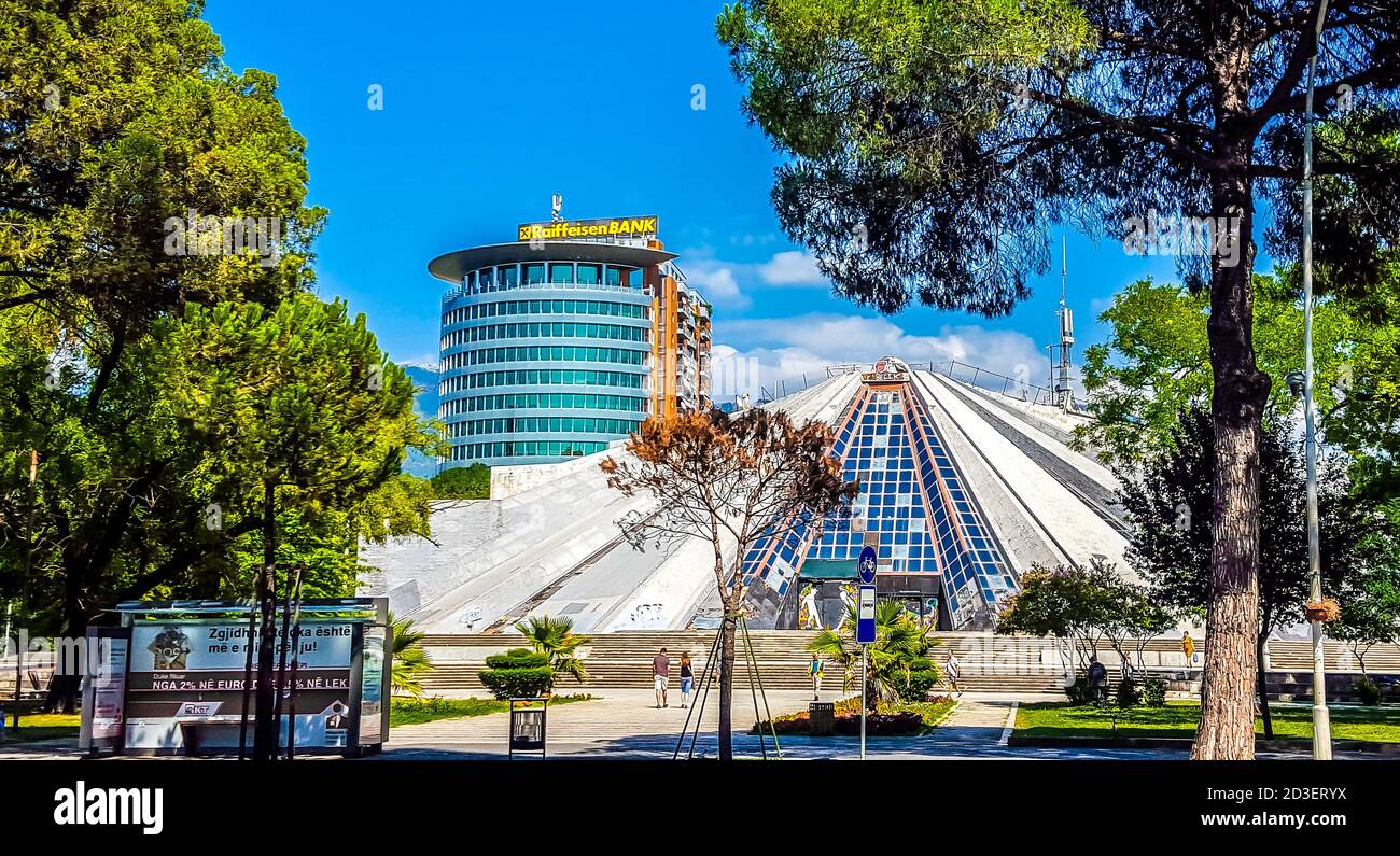 Die Pyramide von Tirana - ehemaliges Museum über das Erbe von Enver Hoxha, dem langjährigen Führer des kommunistischen Albanien. Tirana, Albanien Stockfoto