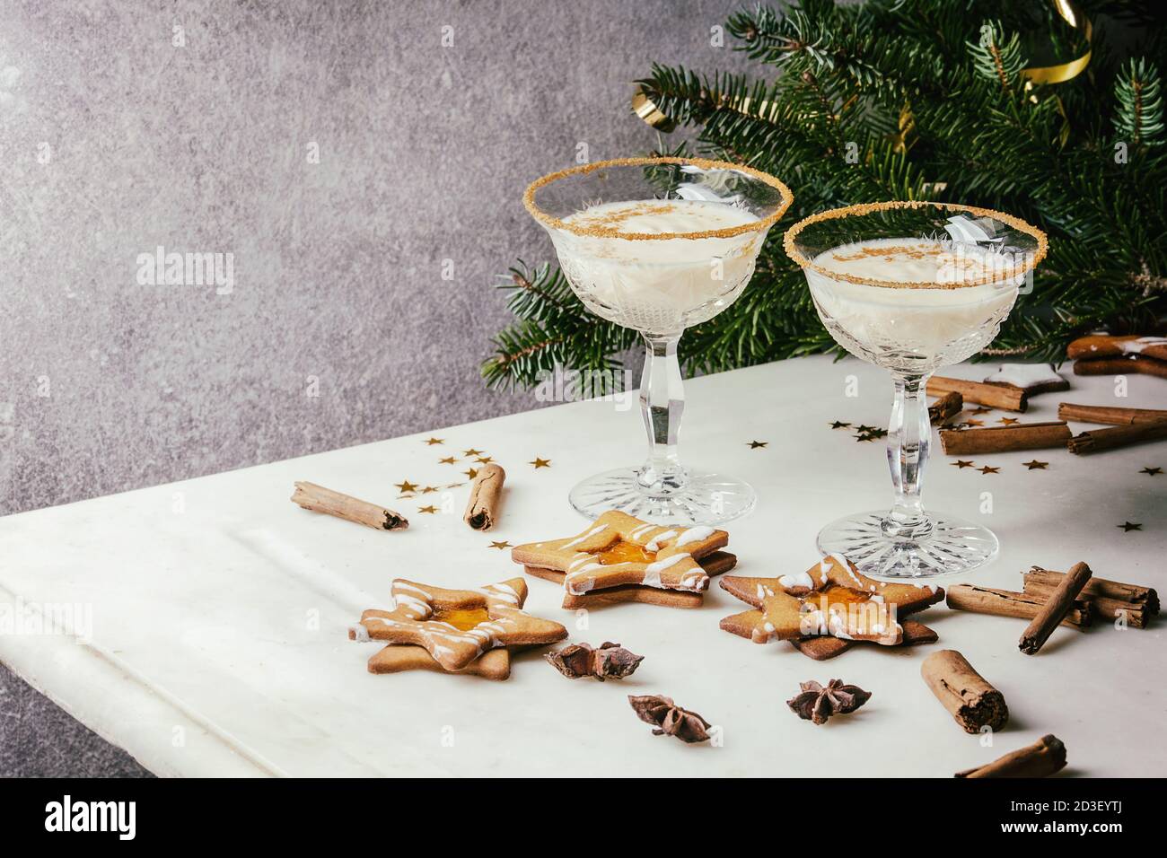 Eierlikör Weihnachten Milch Cocktail, in zwei vintage Crystal serviert Gläser mit SHORTBREAD Stern Sugar Cookies, Zimtstangen, tanne Zweig über Weiß Stockfoto