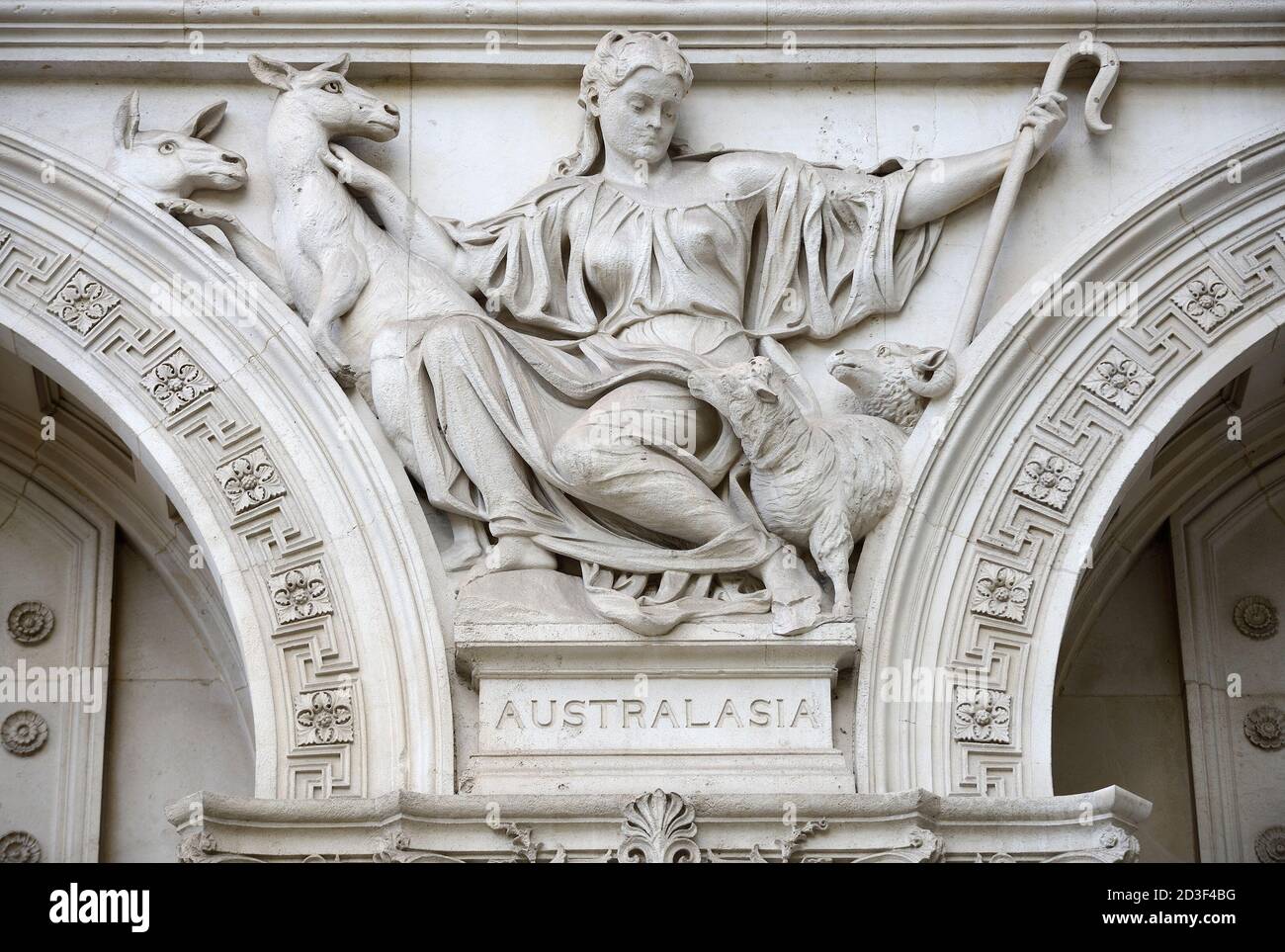 London, England, Großbritannien. Foreign and Commonwealth Office (1868) Whitehall. Allegorische Figur (Henry Hugh Armstead: 1828-1905), die den Kontinent darstellt Stockfoto