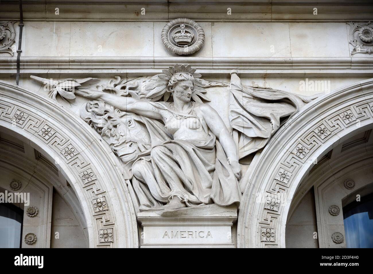 London, England, Großbritannien. Foreign and Commonwealth Office (1868) Whitehall. Allegorische Figur (Henry Hugh Armstead: 1828-1905), die den Kontinent darstellt Stockfoto