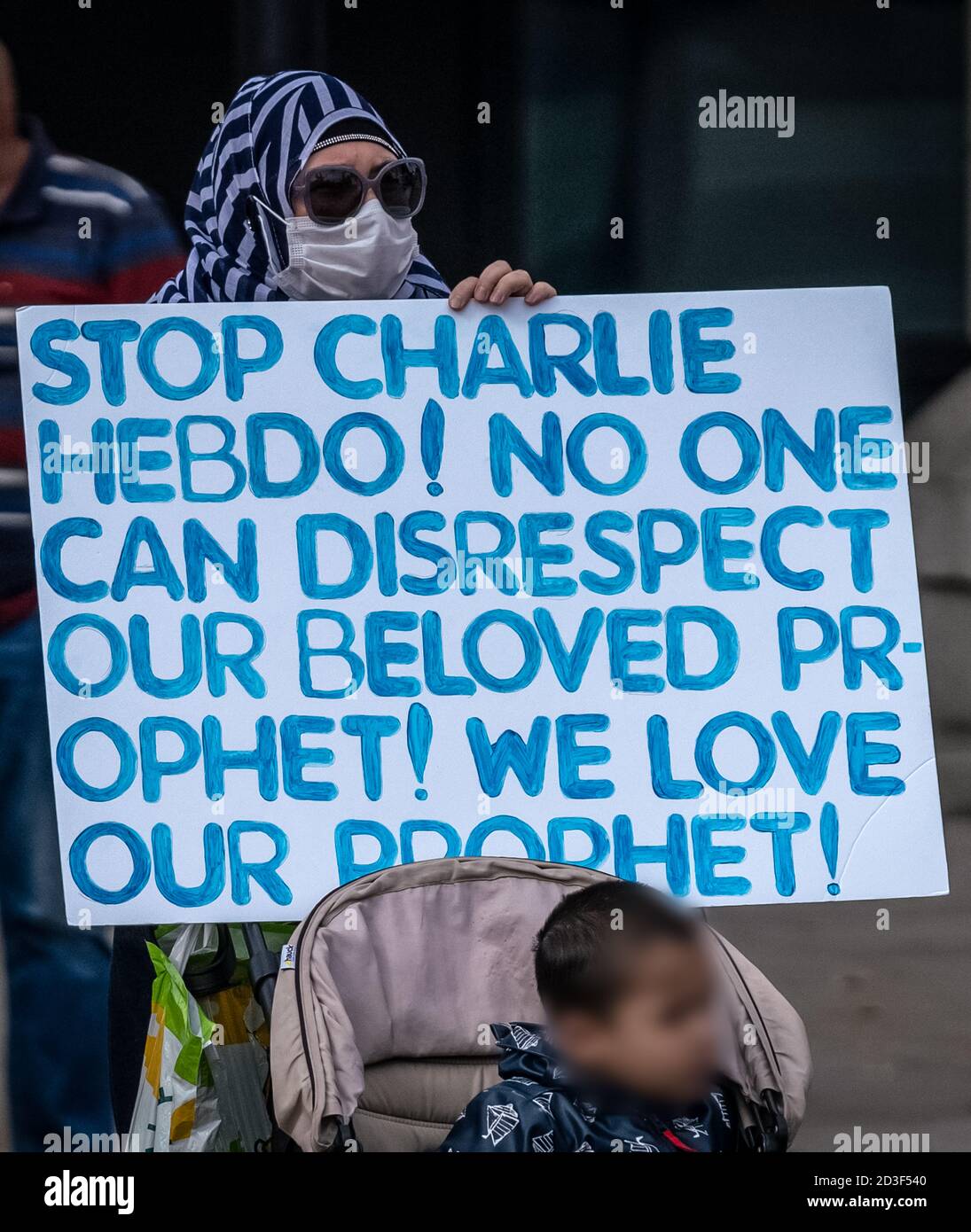 Eine britische Muslimin geht durch Westminster, um gegen das umstrittene französische Magazin Charlie Hebdo zu protestieren. London, Großbritannien. Stockfoto