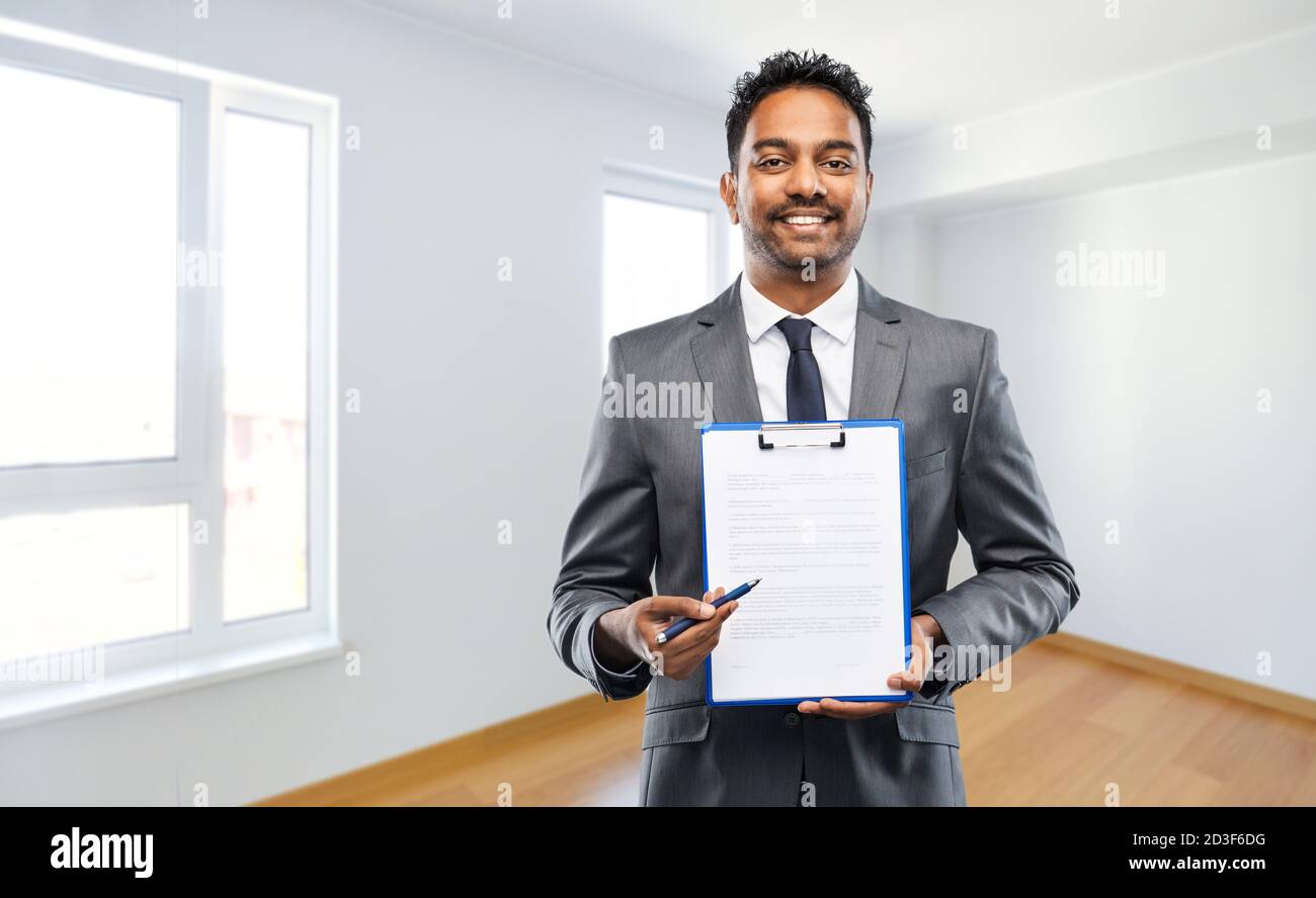 indischer Mann makler mit Vertrag bei neuer Wohnung Stockfoto