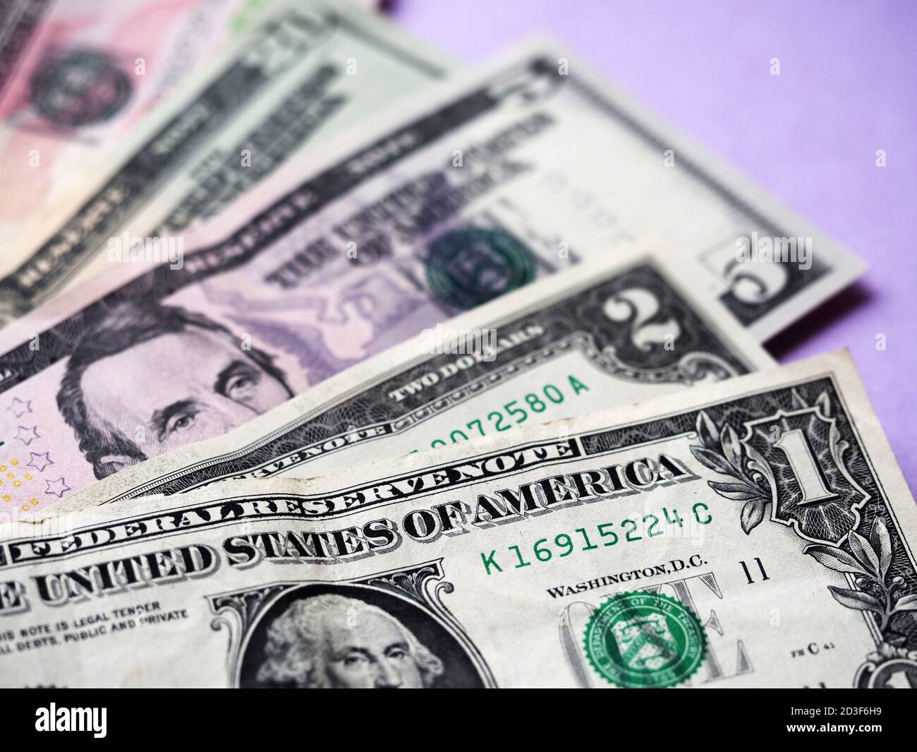 Eine Fotolillustration von US-Dollar-Scheinen im Hintergrund. Selektiver Fokus. 1 Dollarschein im Vordergrund Stockfoto