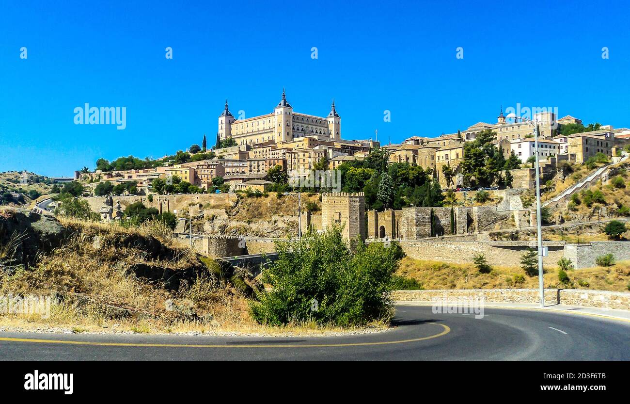 Der Alcazar von Toledo ist eine Steinbefestigung, die sich im höchsten Teil von Toledo, Spanien, befindet. Stockfoto