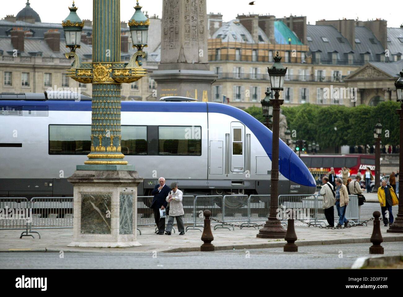 Ein Hochgeschwindigkeits-Trian wird auf dem Place de la Concorde in Paris am 9. Mai 2003 ausgestellt. Vom 17. Mai bis 15. Juni organisiert die französische Eisenbahngesellschaft SNCF die Ausstellung "Train Capitale" über den französischen Eisenbahnverkehr. 150 Jahre Bahngeschichte werden von den Lokomotiven der Crampton und Marc Seguin auf den künftigen Triebwagen AGC (AutoRail Grande Capacite) zurückgeführt. REUTERS/Charles Platiau CP/ Stockfoto