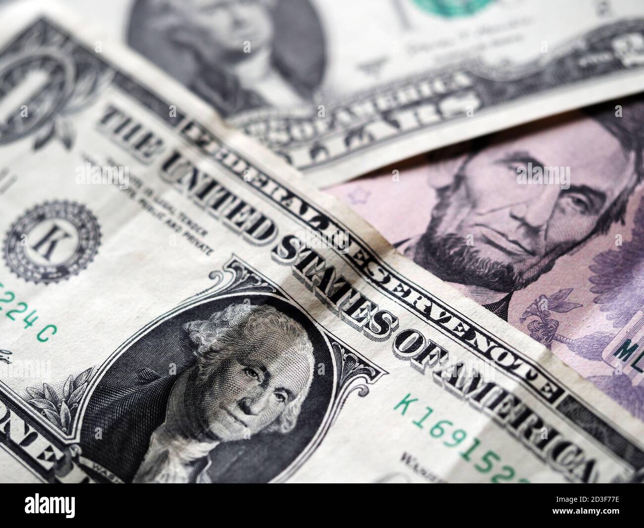 Eine Fotolillustration von US-Dollar-Scheinen im Hintergrund. Selektiver Fokus. 1 Dollarschein im Vordergrund Stockfoto