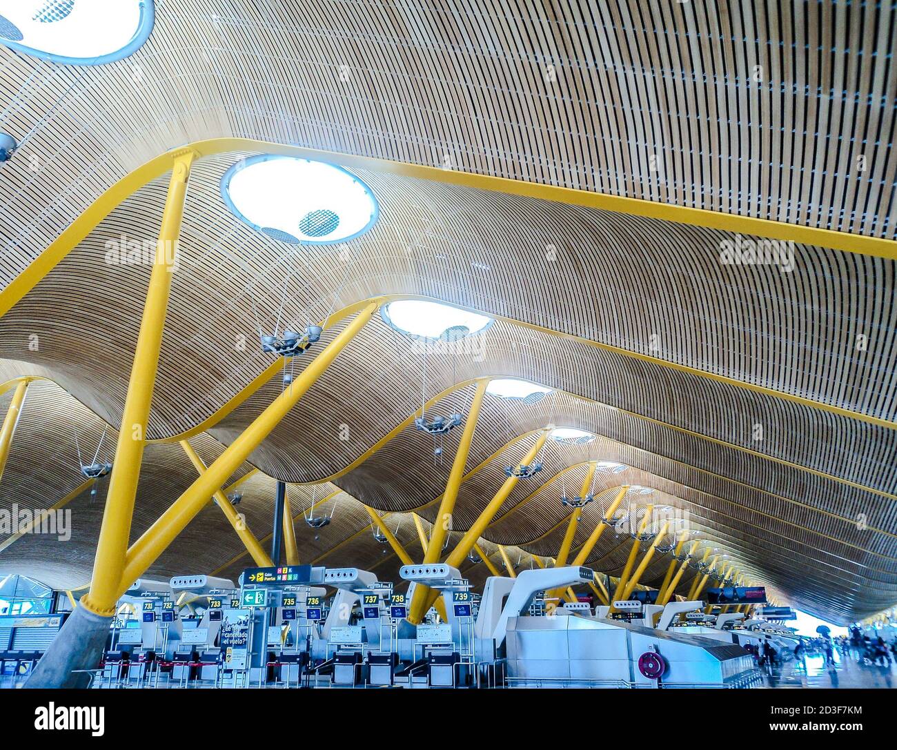Terminal T4 am Flughafen Barajas, entworfen von Antonio Lamela und Richard Rogers. Madrid, Spanien Stockfoto